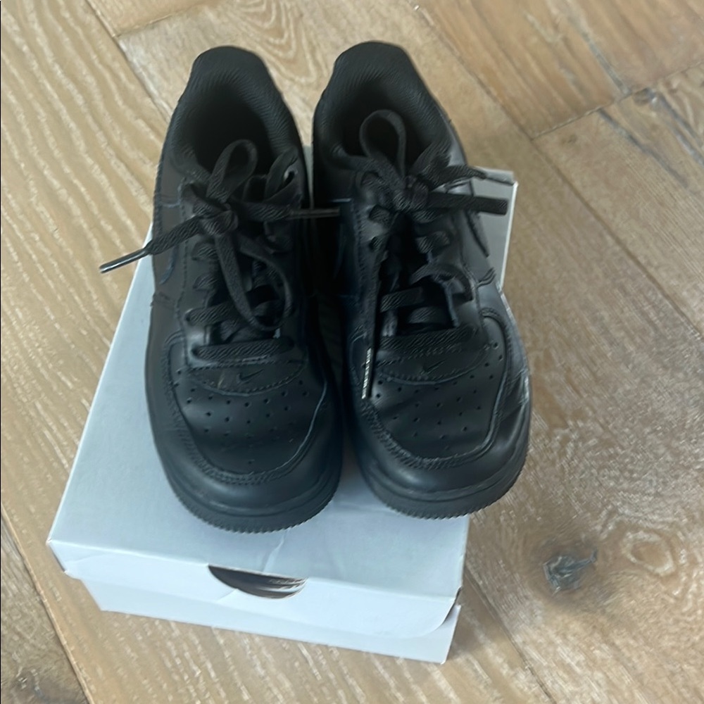 Nike Force 1 Black Sneakers Classic Lace-Up Design